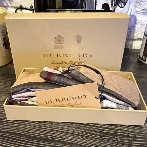 Burberry Tan and Black classic Plaid Scarf - Picture 6 of 7
